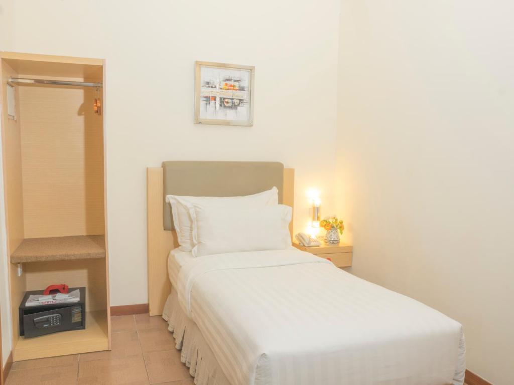 Standard, Single, No Window, Shared Bathroom
