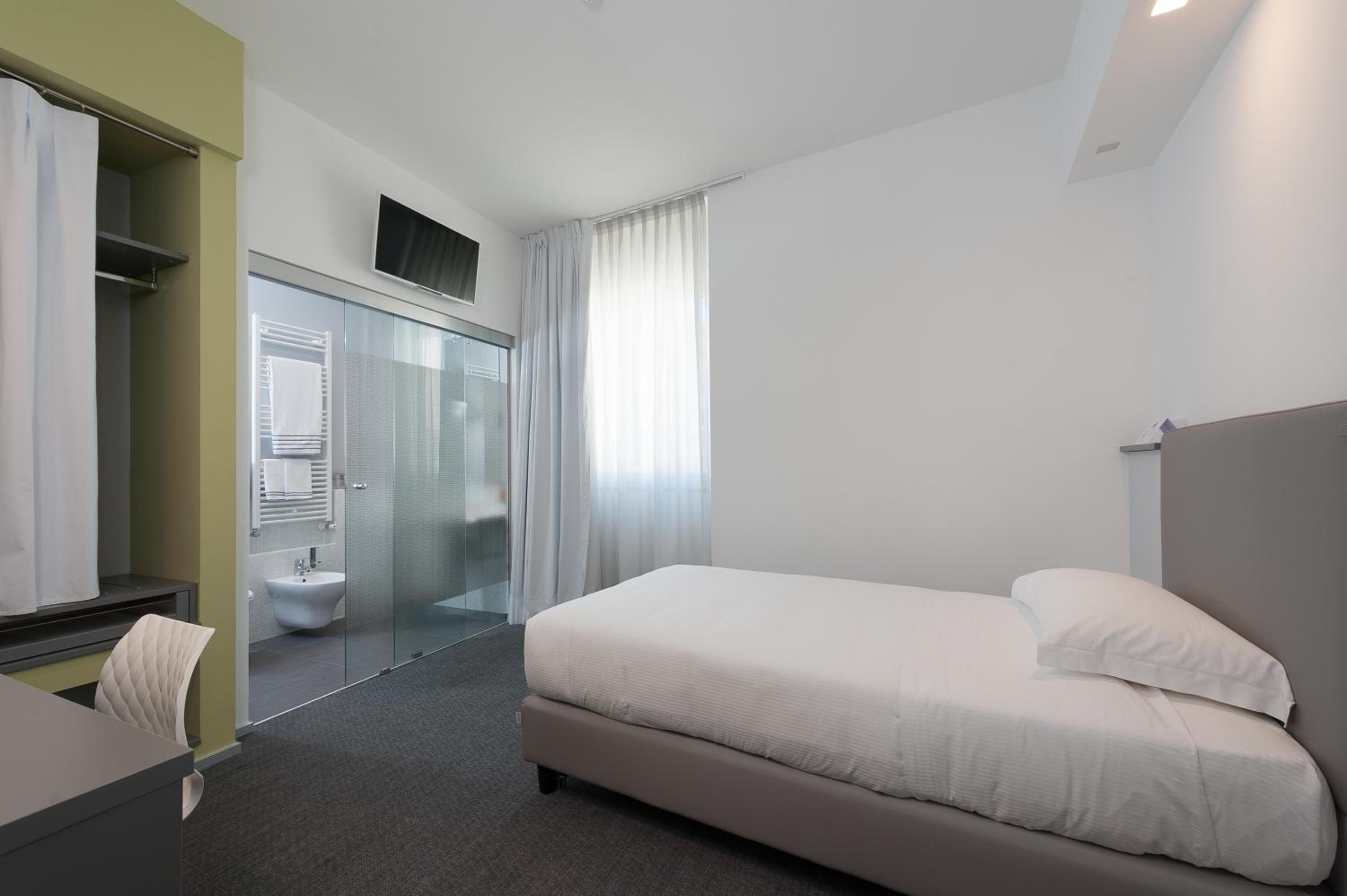 غرفة مفردة، Hotel Executive Inn 4/12