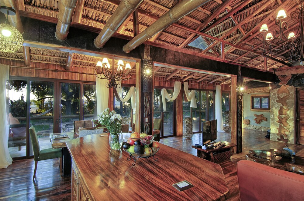 Ocho Artisan Bungalows 5/80
