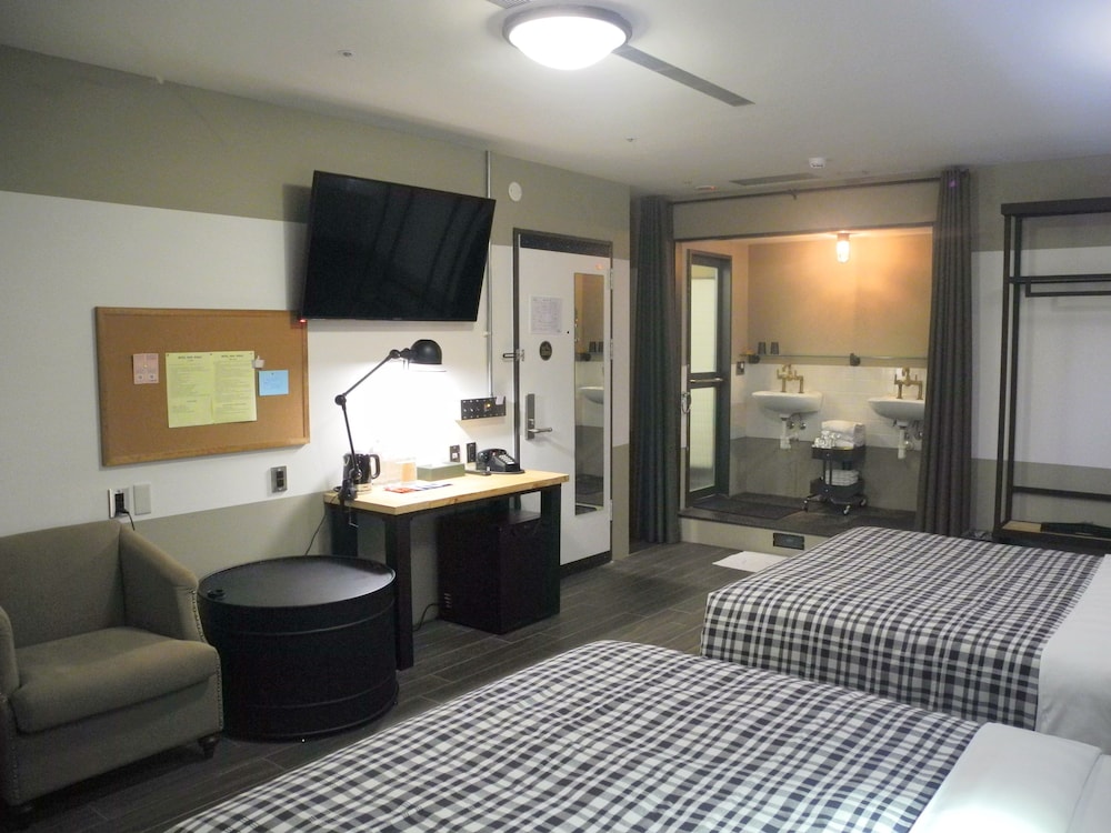 Hotel Papa Whale 23/70
