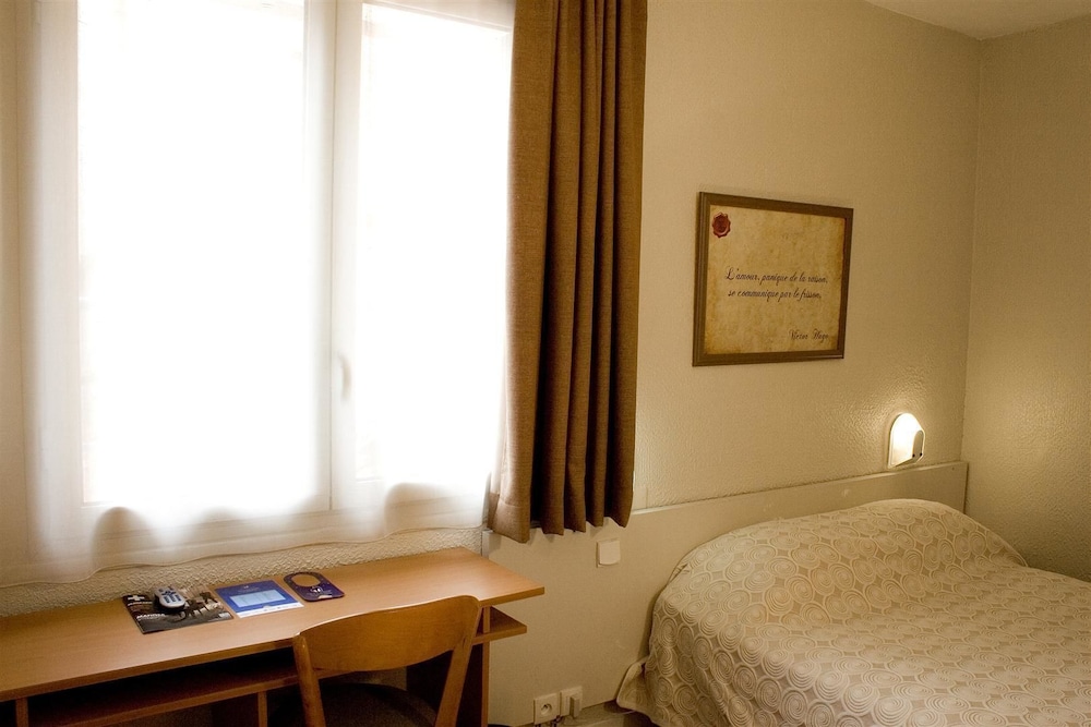 Ours Blanc Place Victor Hugo 18/67