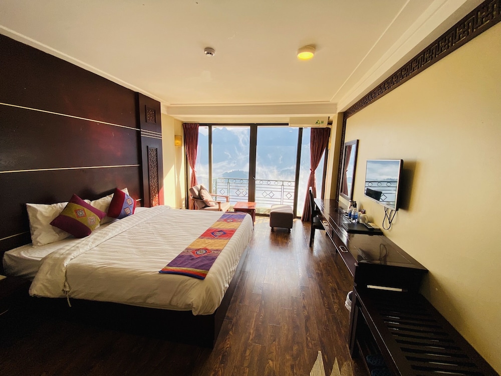 DELUXE, DOUBLE OR TWIN BED