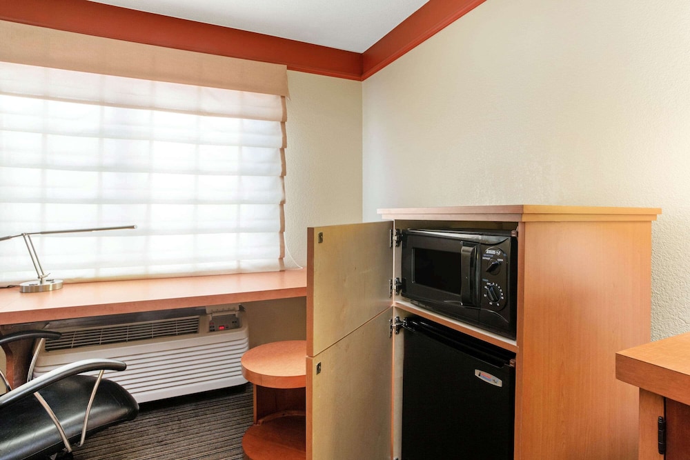 La Quinta Inn & Suites by Wyndham Raleigh Cary 33/44