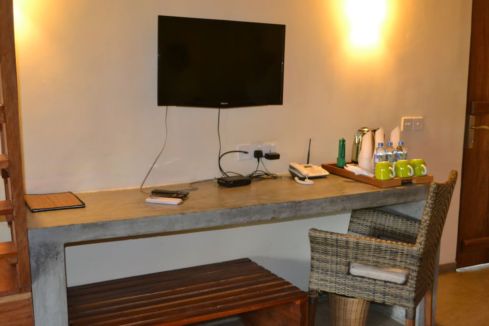GIMAN FREE BEACH RESORT 52/67