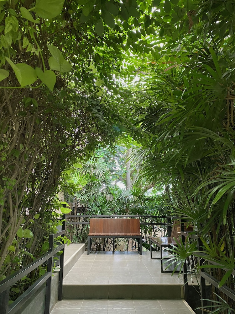 The Coconut Hotel 50/52