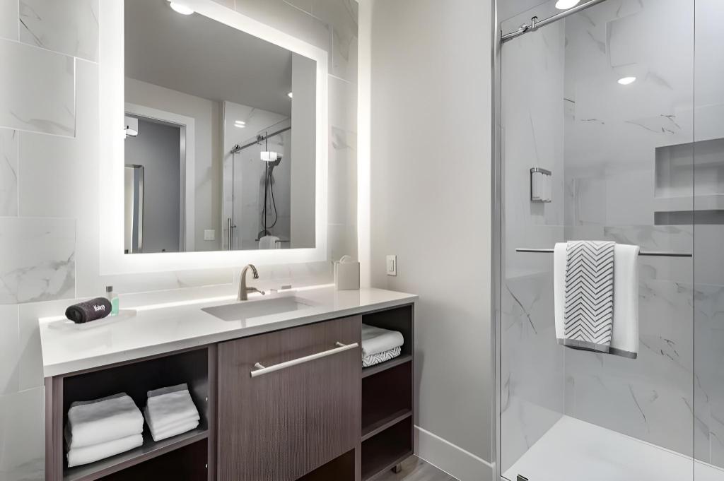 Upgrade, Suite, King Bed، Cambria Hotel Austin Uptown near the Domain 3/4