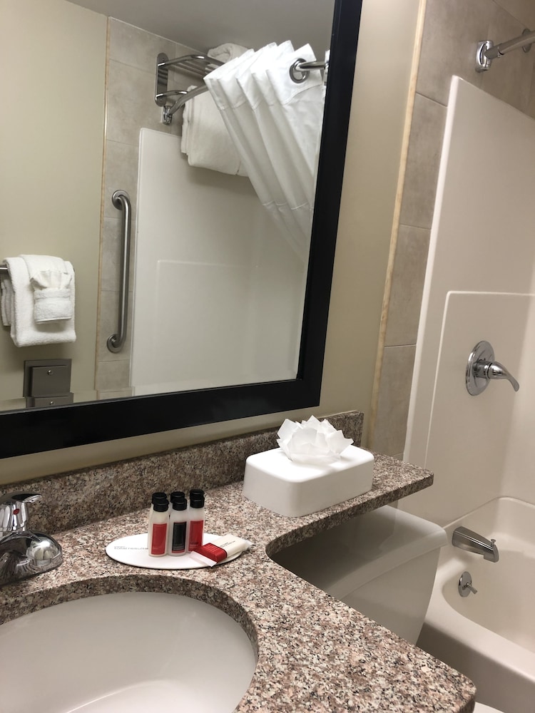 Ramada By Wyndham Staten Island 7/38