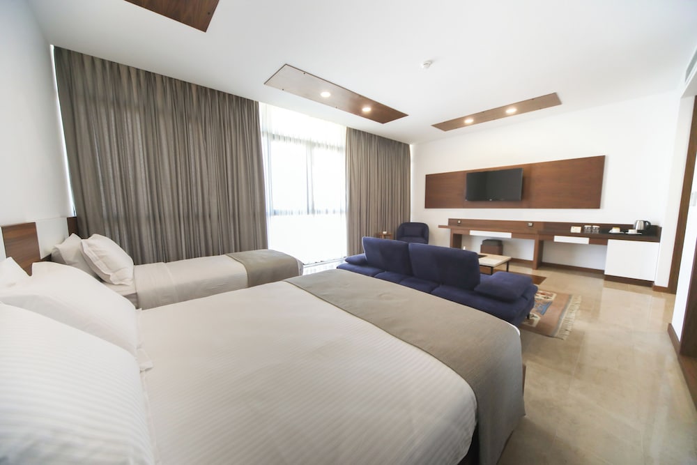 Carissa Hotel 12/35