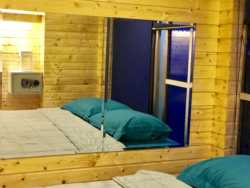 Blu Cabin Ari Stylish Gay Poshtel 37/73