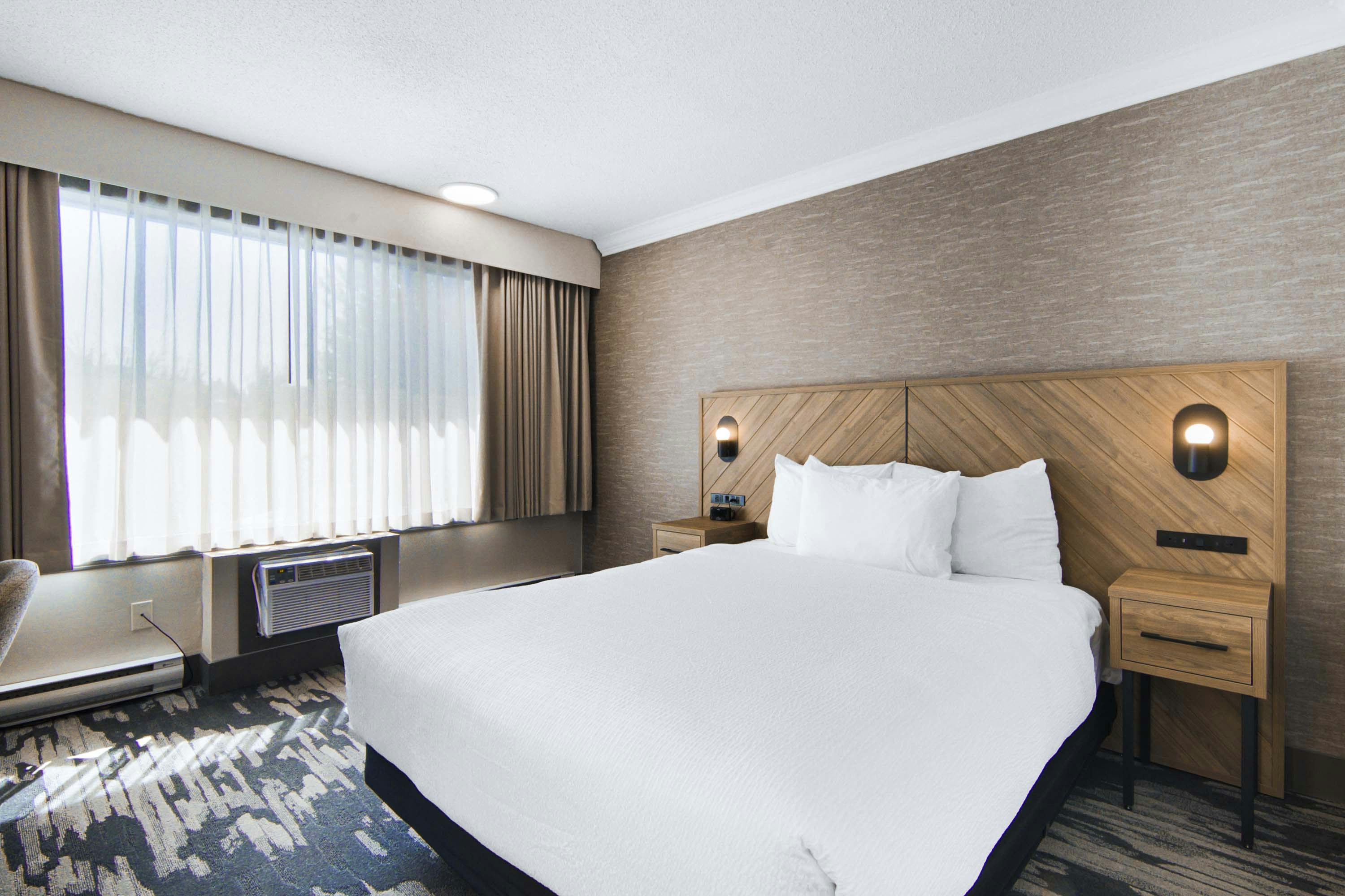Standard, Queen Bed, Atrium Building