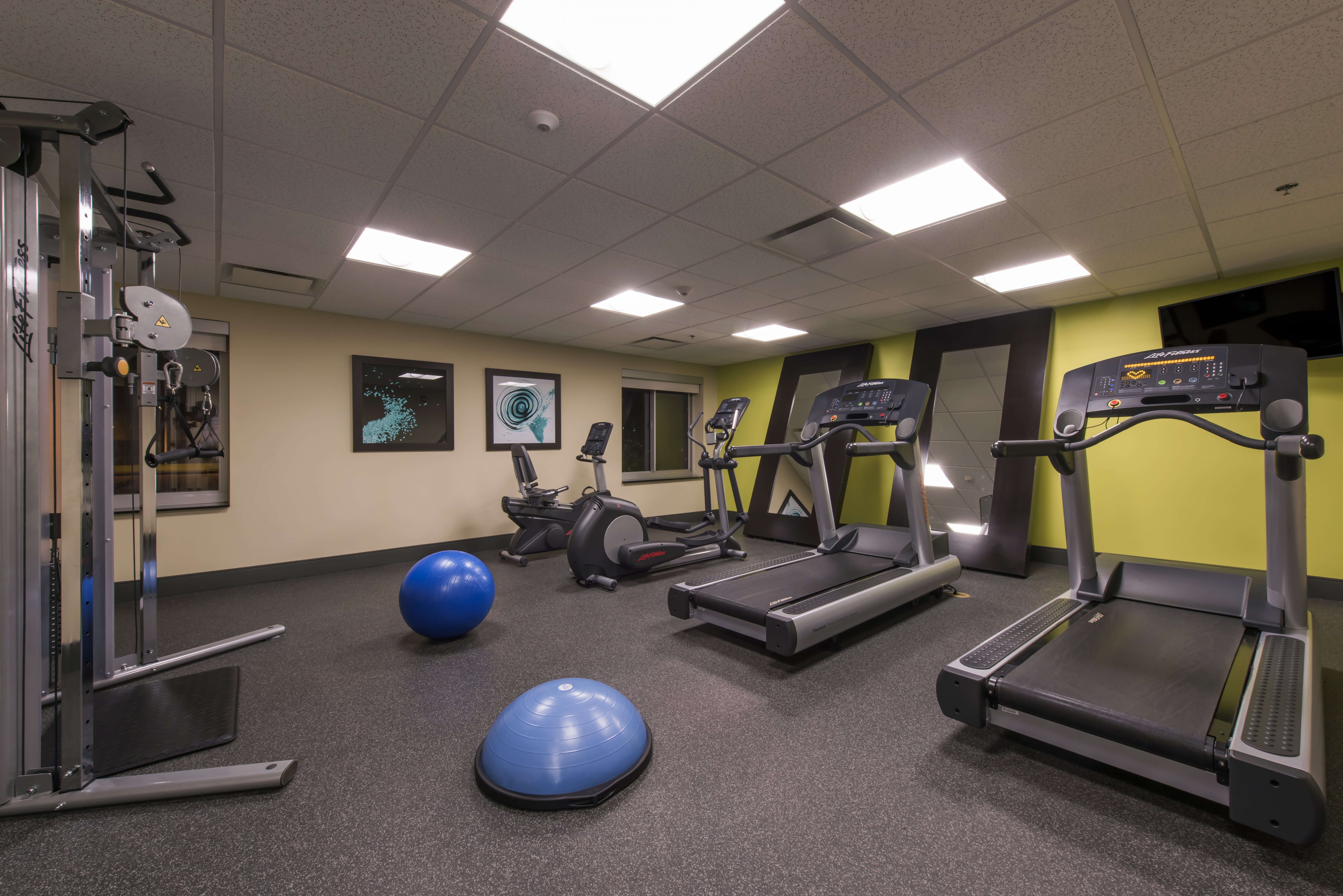Holiday Inn Express Suites Colorado Springs Central 43/80
