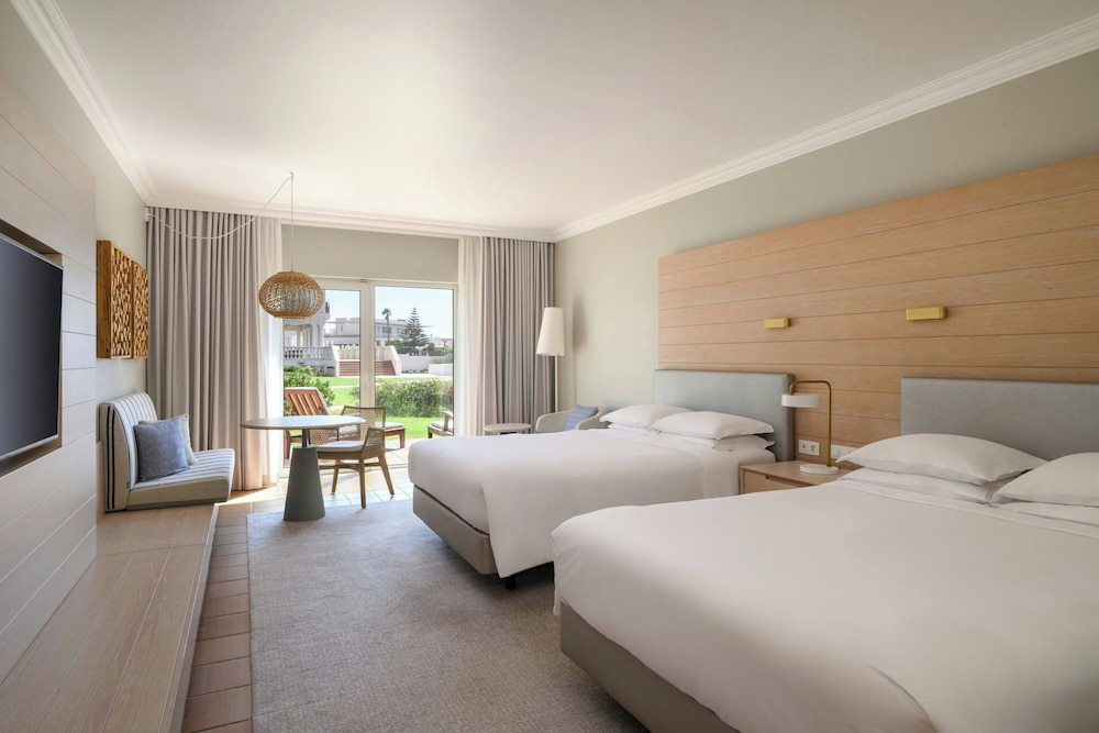 غرفة قياسية بسريرين مزدوجين بإطلالة جزئية على البحر، Praia D el Rey Marriott Golf Beach Resort 2/9