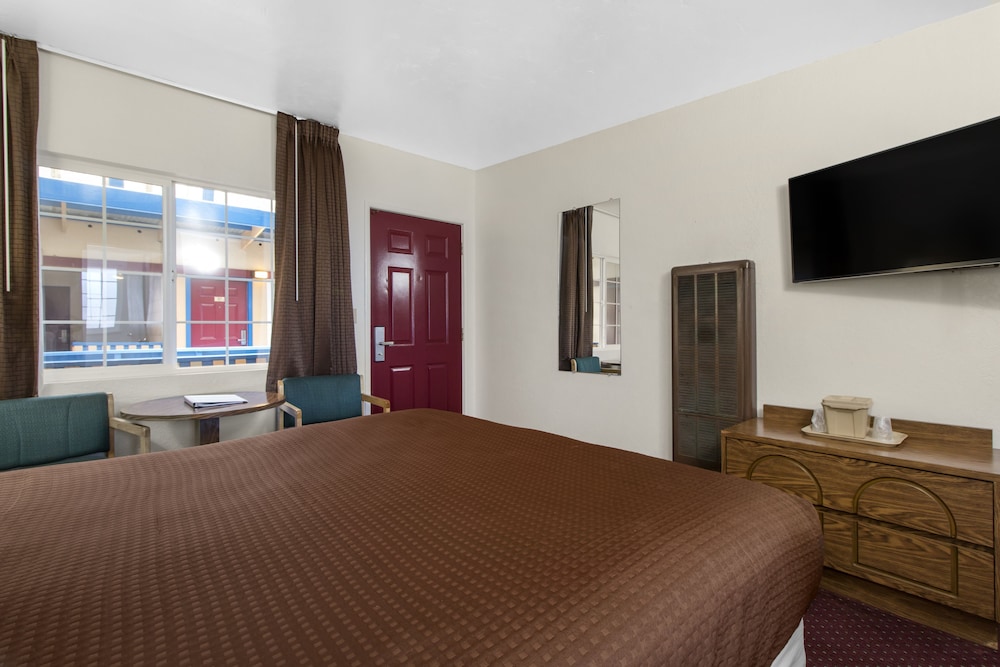 غرفة بسرير كينج بجاكوزي، Town House Motel - Historic Old Town Eureka 2/6