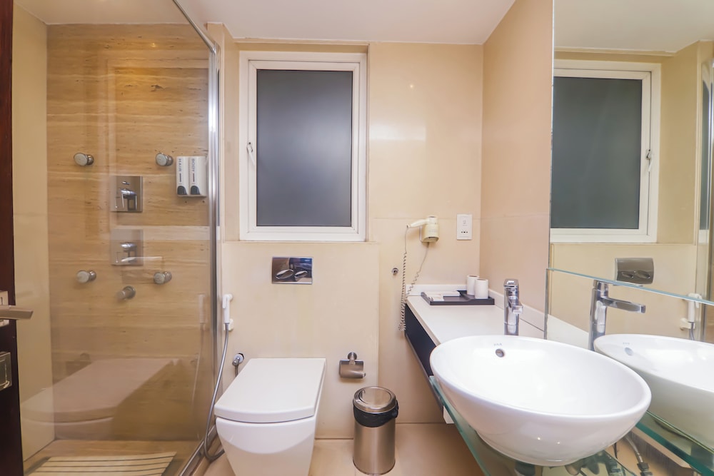 Godwin Deluxe Hotel 60/64