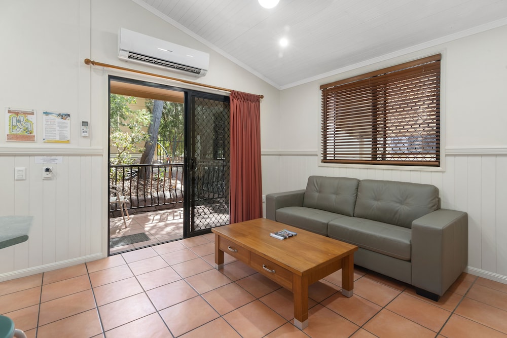 ASHMORE PALMS HOLIDAY VILLAGE 55/78