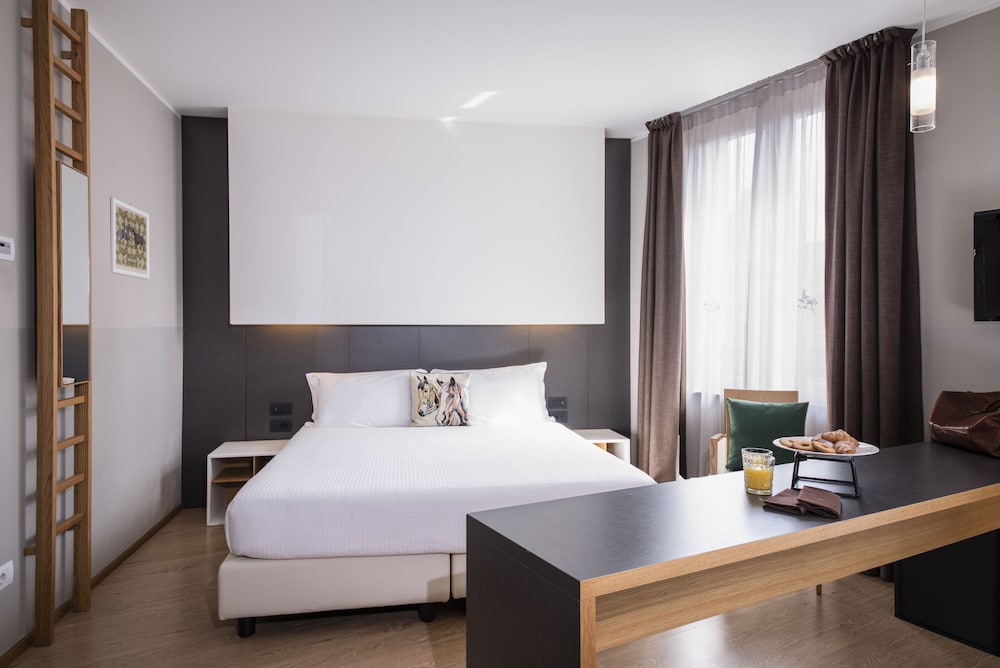 ROOM, SINGLE, DOUBLE BED