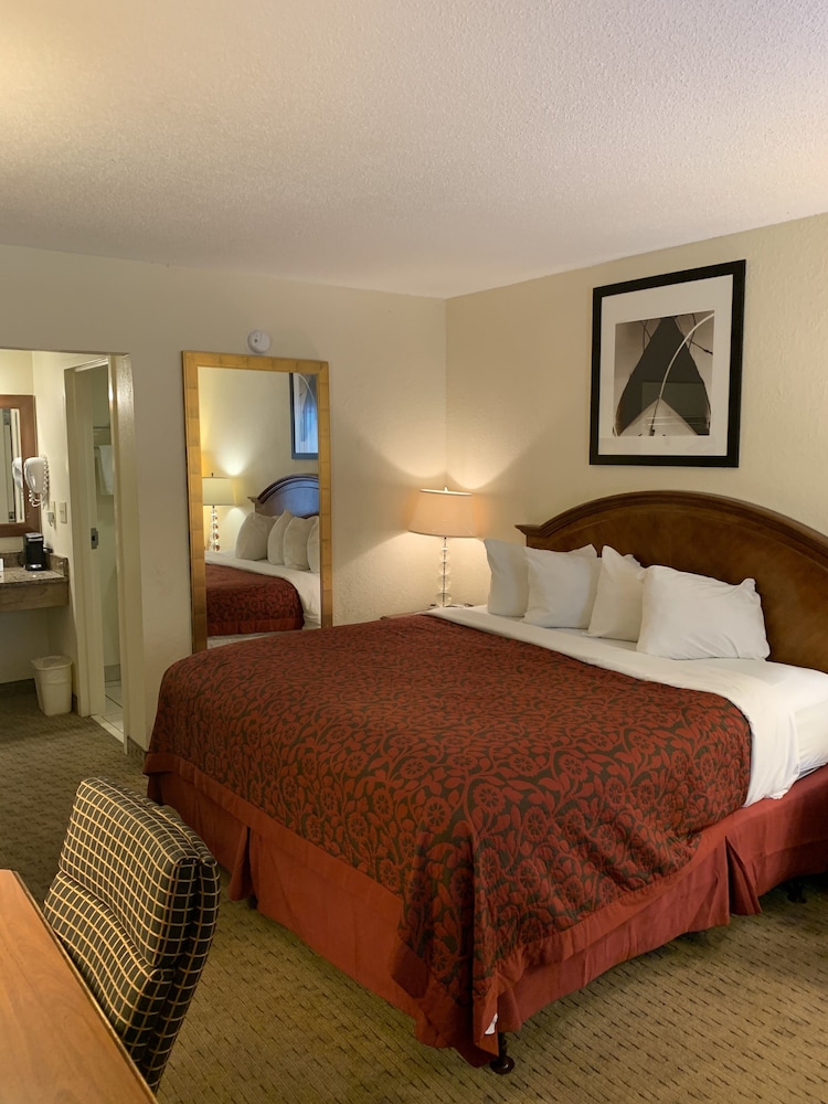 Days Inn by Wyndham - St. George, SC 13/41