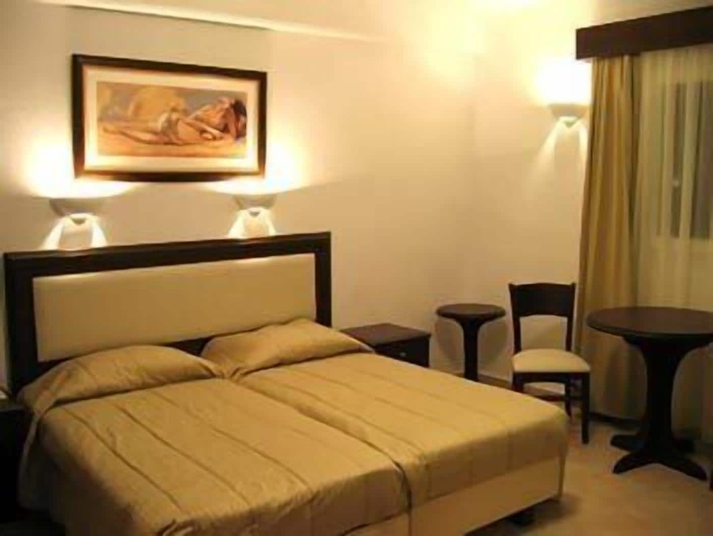 SINGLE ROOM