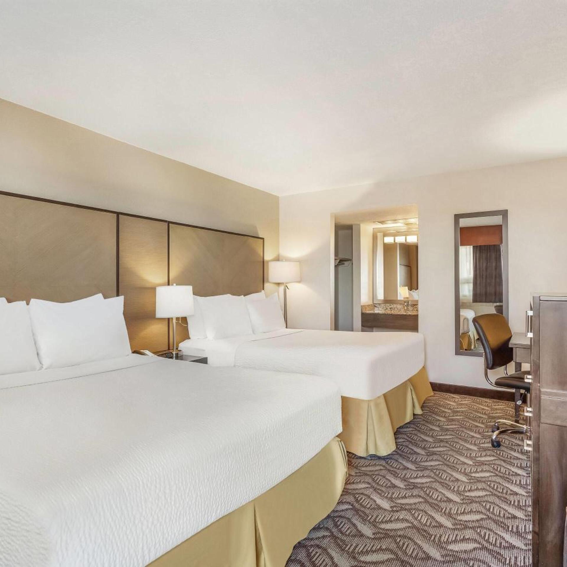 Room, King Bed, 2 Queen Beds, Exterior Entrance