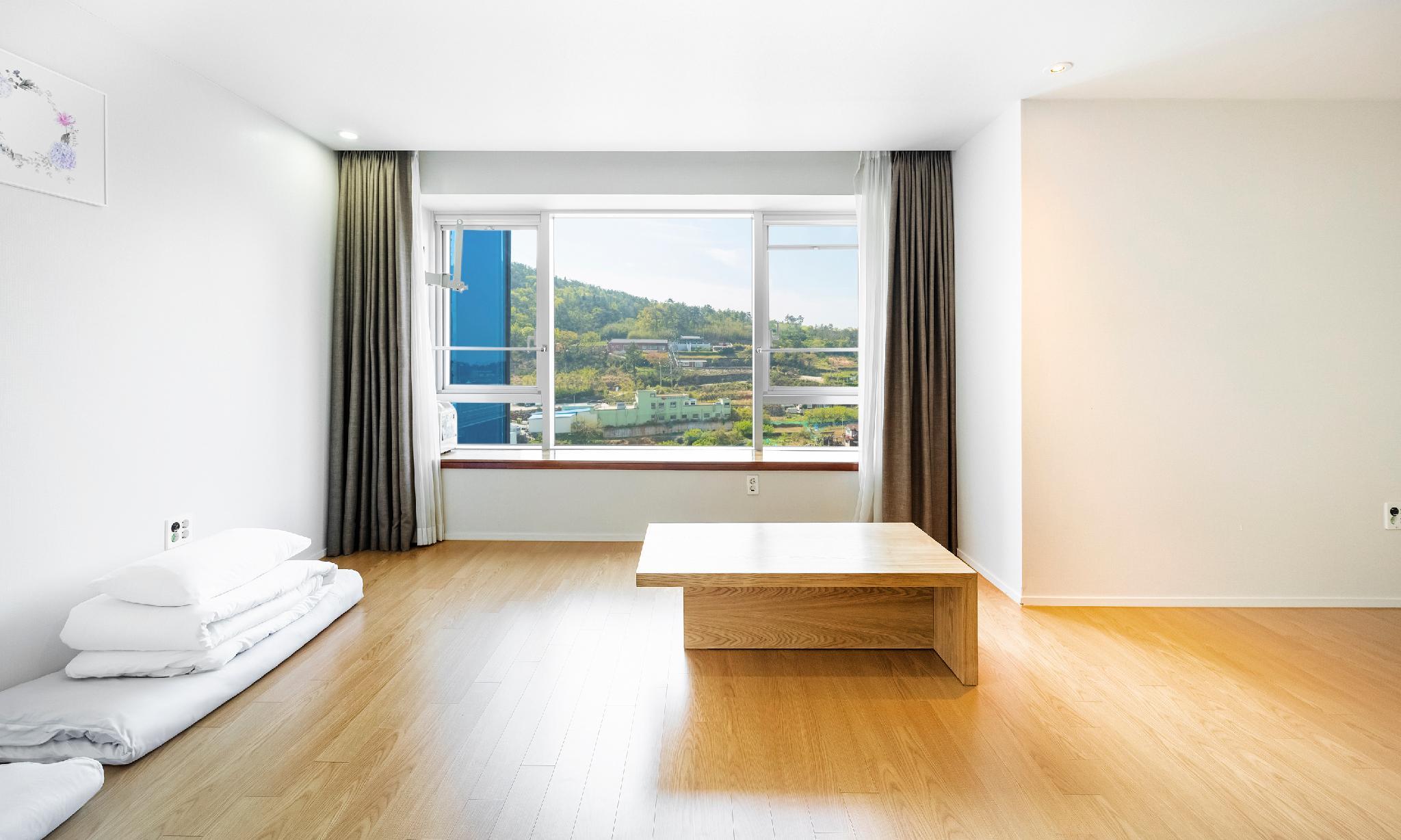 Ondol, Family, 4 Futon Beds, Mountain View