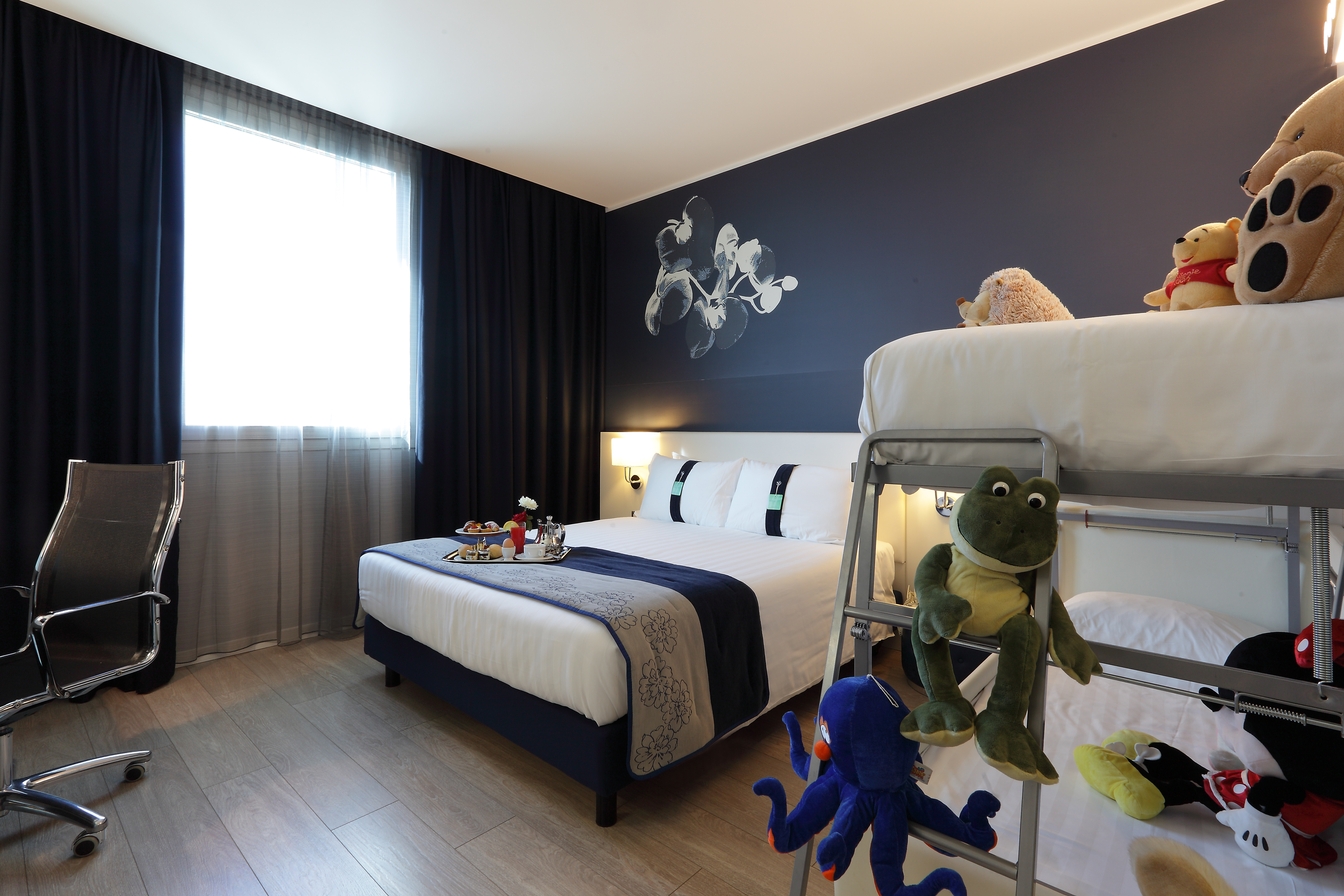 Premium, Quadruple, Queen Bed