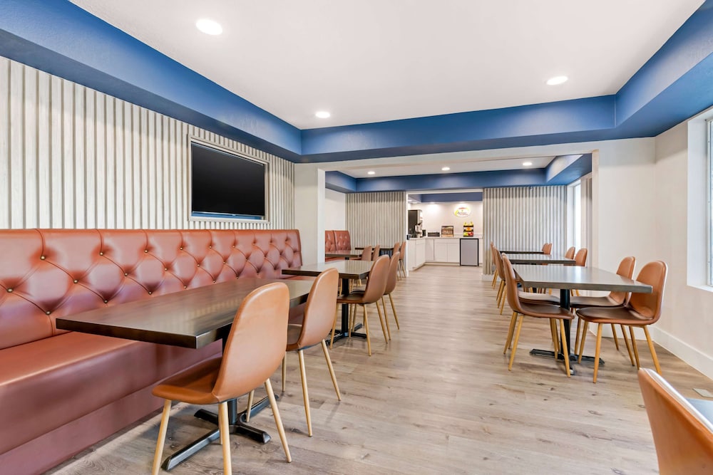 Super 8 by Wyndham Orlando Near Florida Mall 41/54