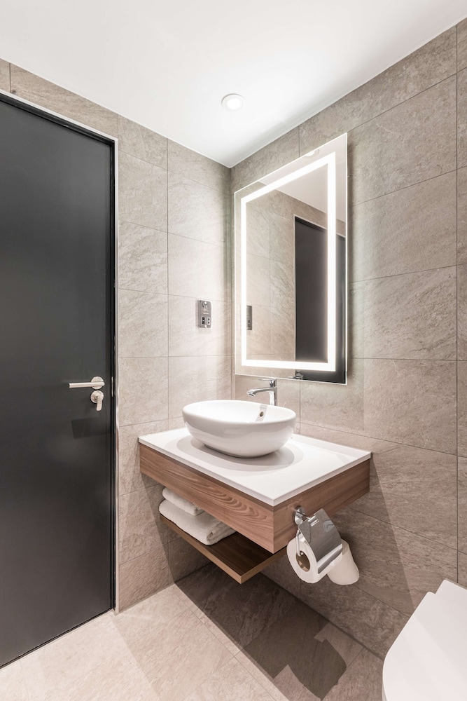 Radisson Red London Heathrow 34/64