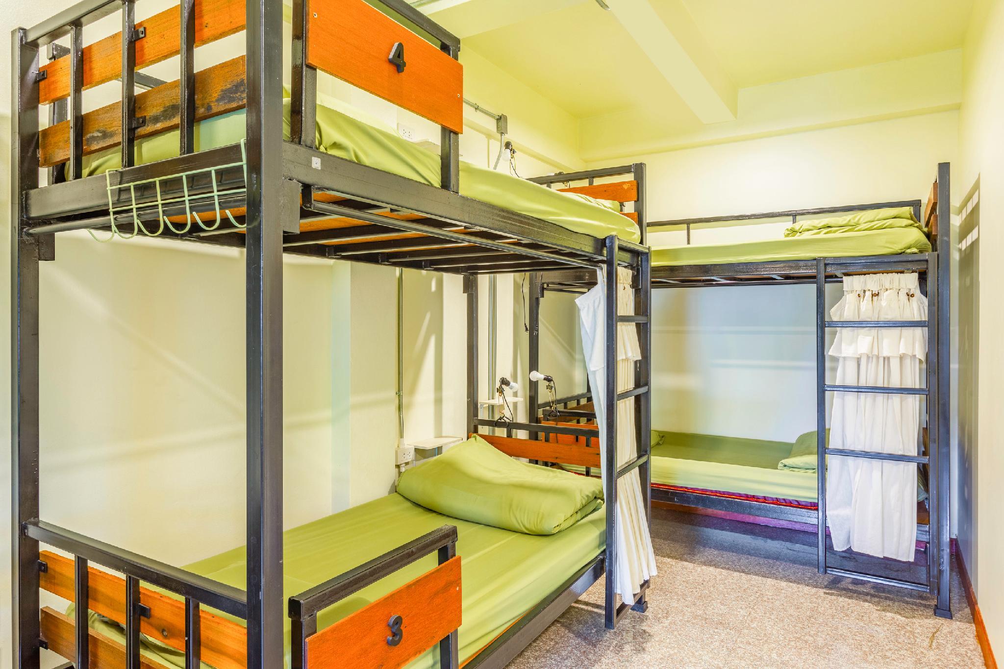 Mixed Dorm, 8 Beds, 4 Bunk Beds