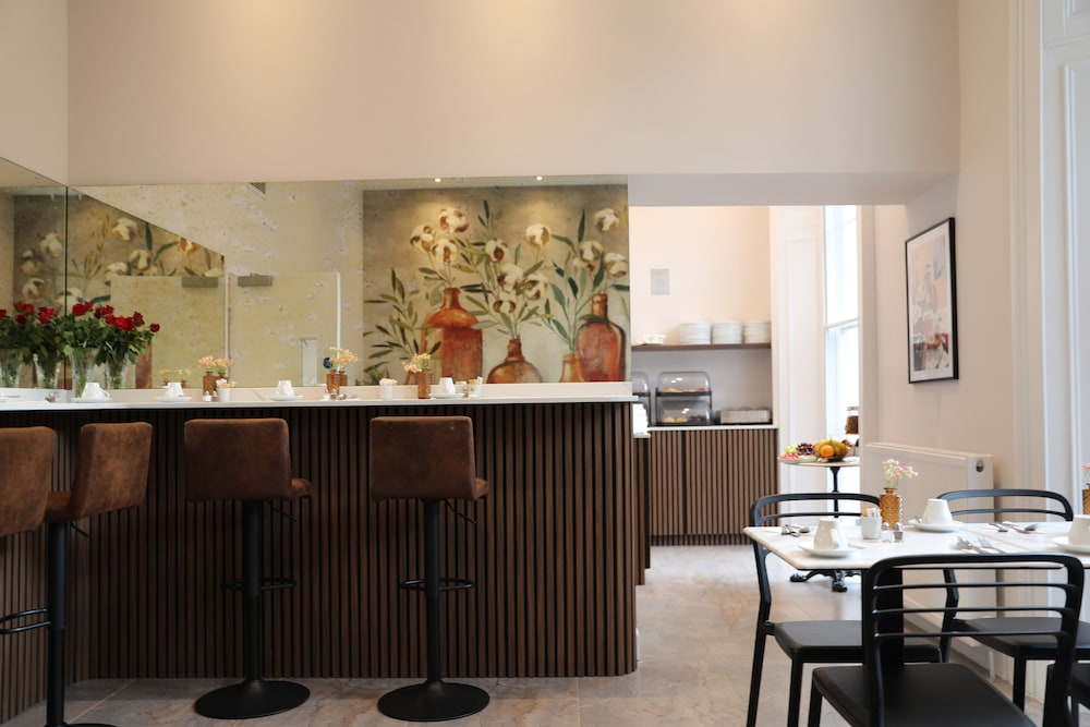 Reem Hotel 57/65