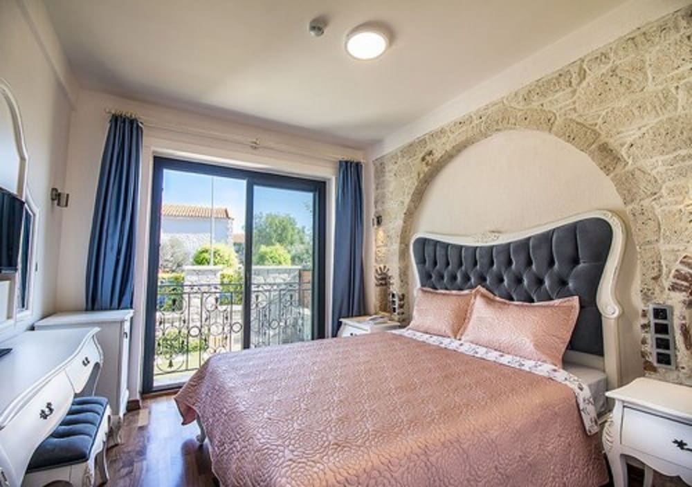 Amour Alacati Butik Otel 7/24