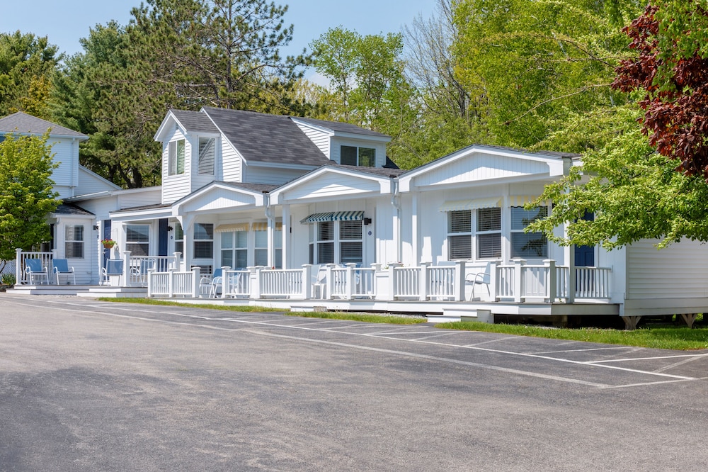 Glen Cove Inn and Suites 2/50