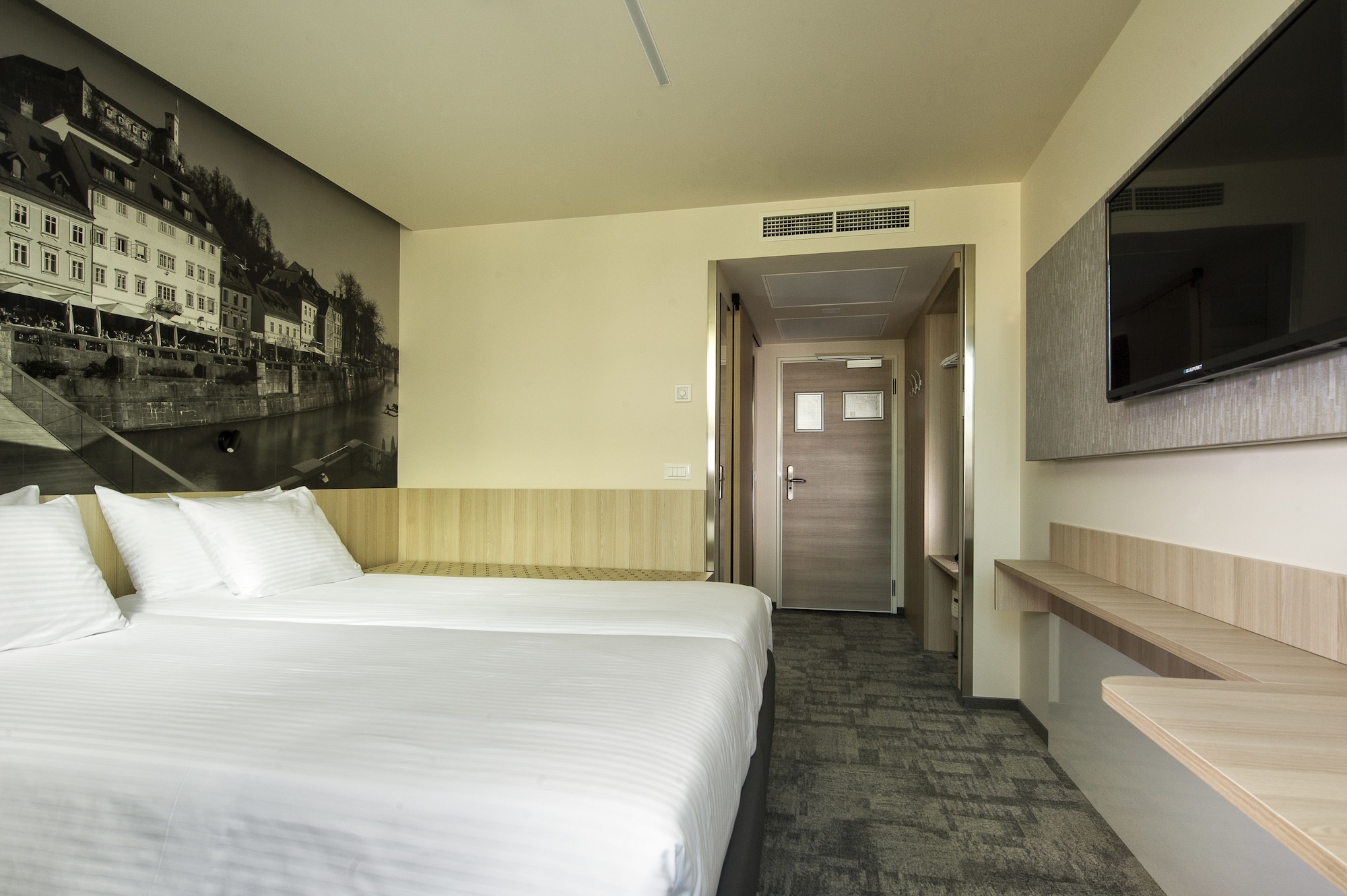 ROOM, DOUBLE BED