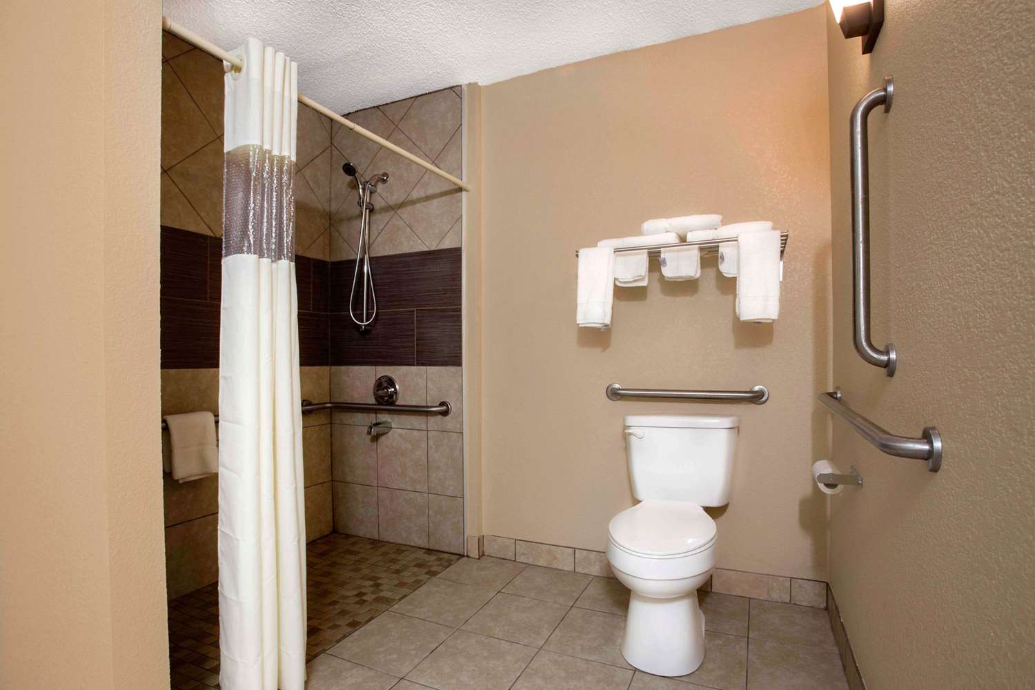 Quality Inn and Suites University Area NC 31/31