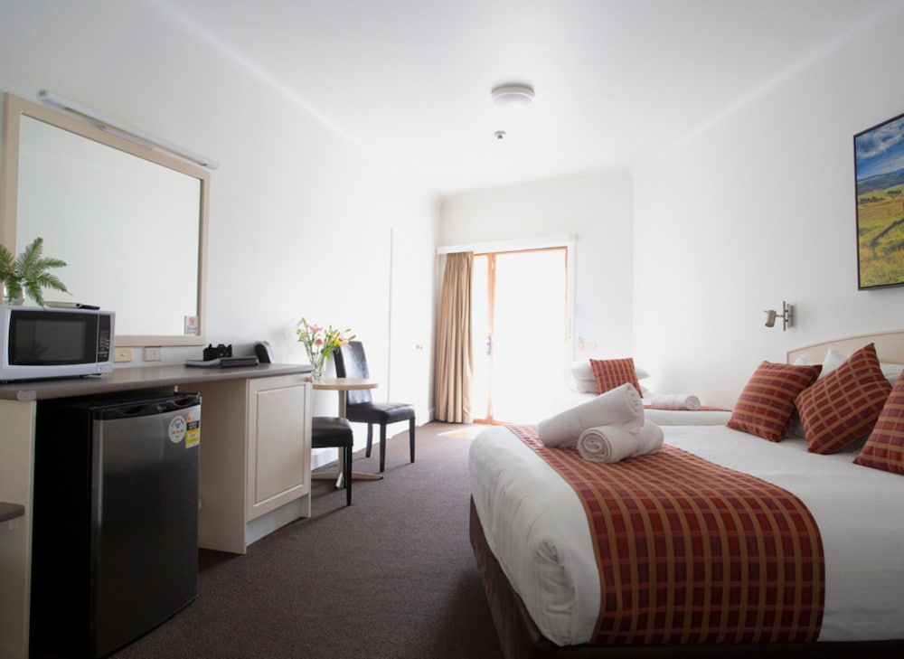 Deluxe, 1 Queen and 1 Single Bed, BOWEN INN MOTEL 3/8