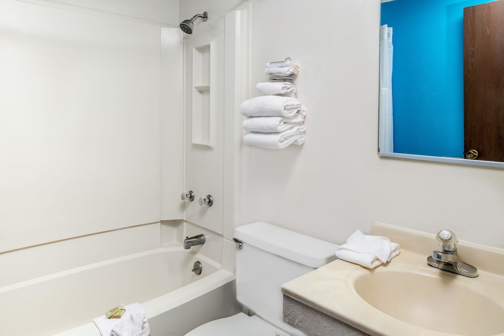Super 8 By Wyndham Lincoln West 4/31