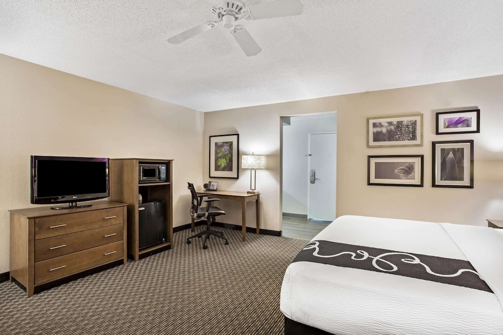 La Quinta Inn & Suites by Wyndham Hartford - Bradley Airport 22/47