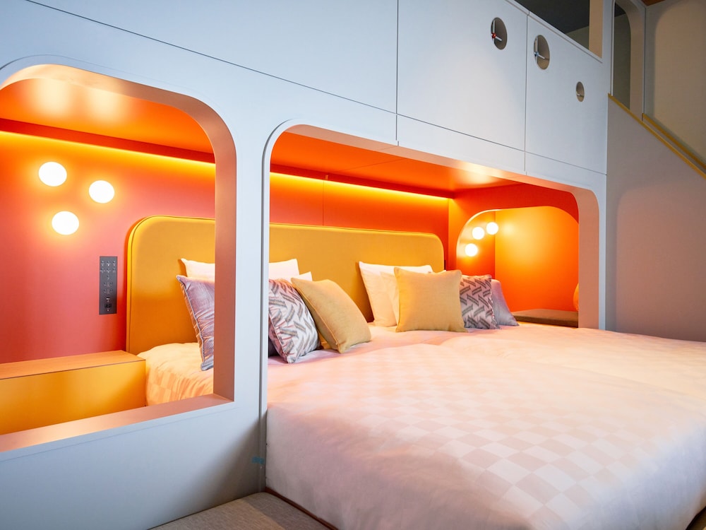 FAMILY, TWIN BEDS