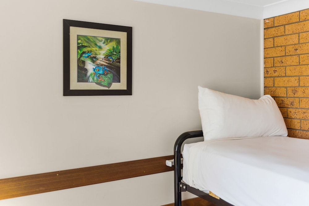 CASTLREAGH MOTOR INN 23/50