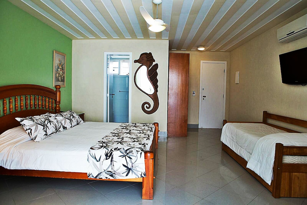 Master, Suite, 1 King and 1 Single Beds, Hydromassage
