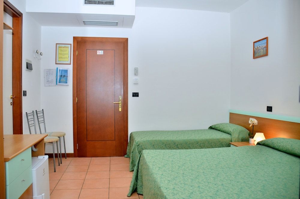 Room, Triple