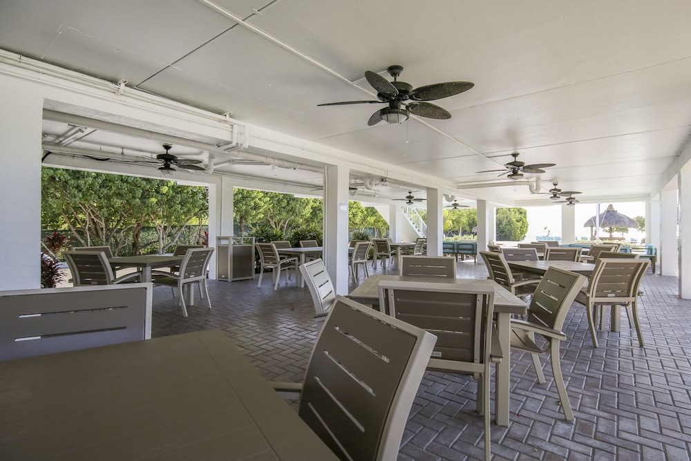 Ocean Pointe Suites Hotel 33/38