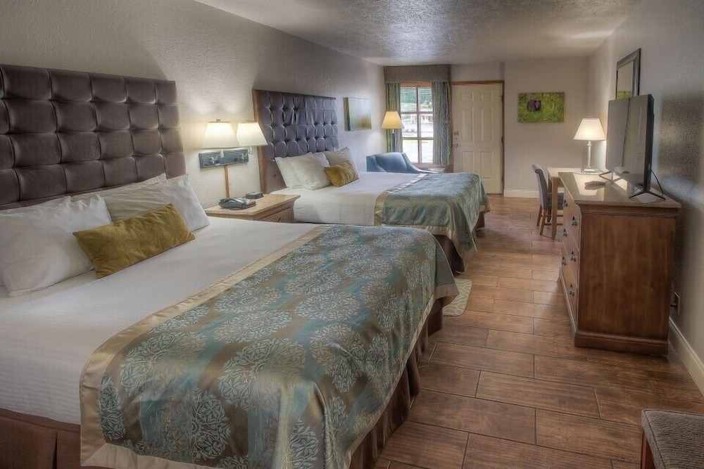 DELUXE, 2 QUEEN BEDS, POOL VIEW