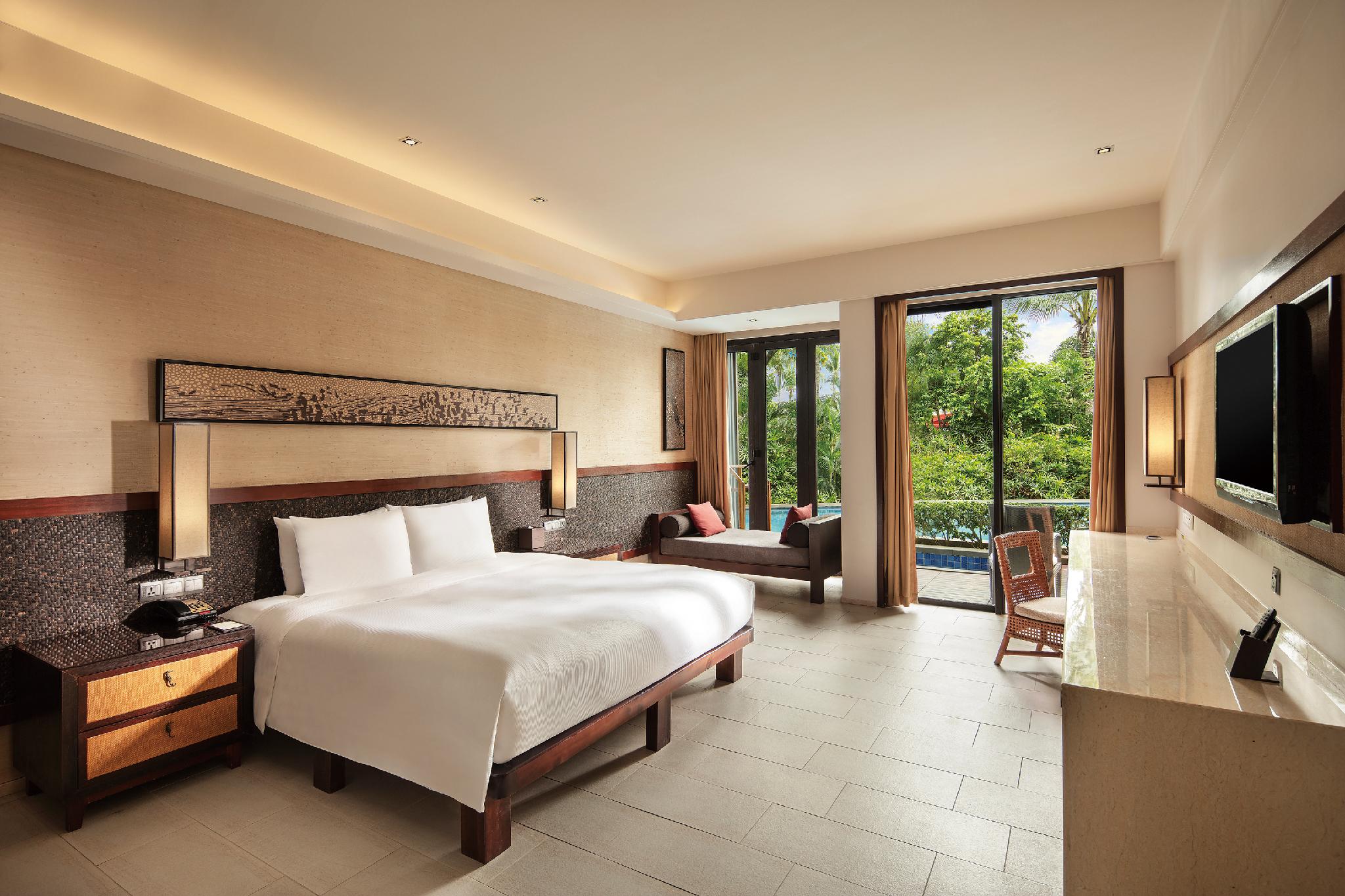 Wanda, King Bed, Pool Side