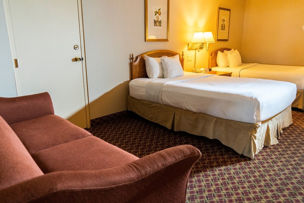 Ramada By Wyndham Topeka Downtown Hotel And Convention Center 18/36