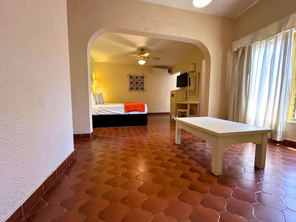غرفة جونيور بفراش فوتون وسرير كينج بشرفة، Hotel Villa Del Conquistador 2/7