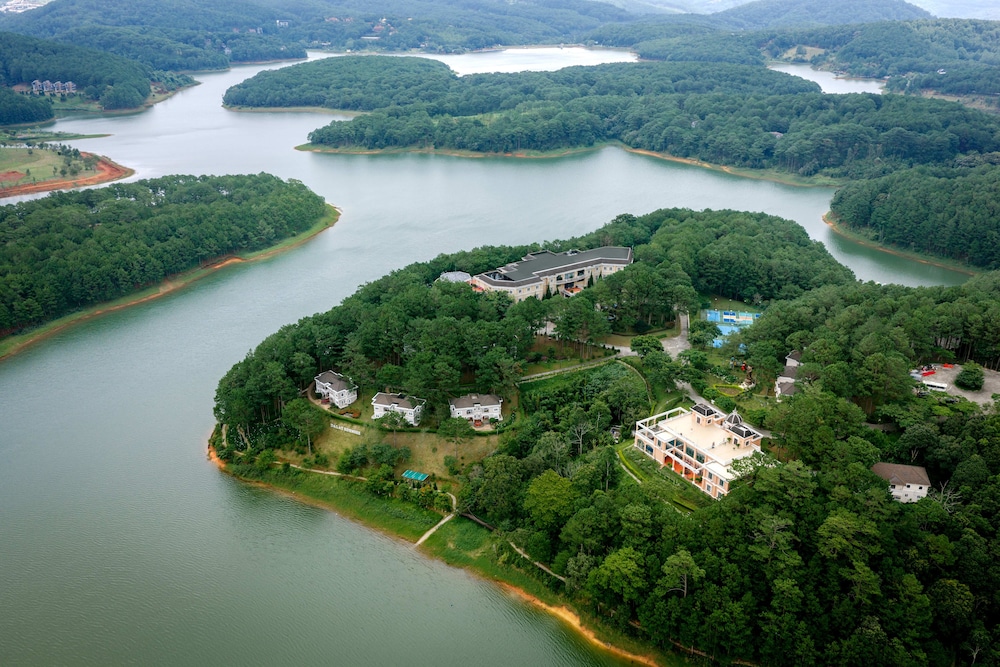 Dalat Edensee Lake Resort and Spa 43/45