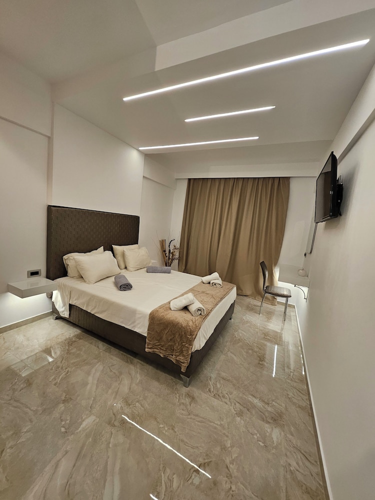 Maroula Blue Studios And Suites 16/70