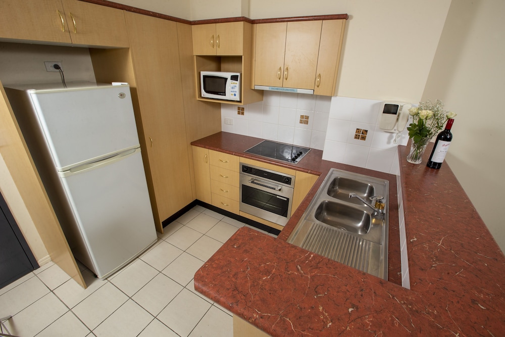 Springwood Tower Apartment Hotel 14/63