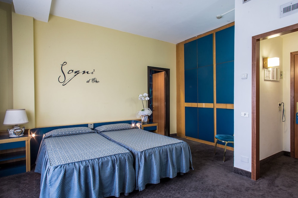 Hotel Mirage 24/66