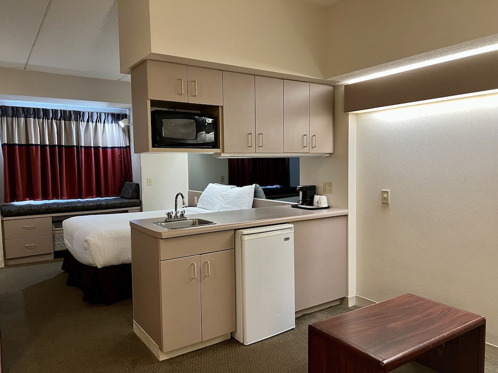 Microtel Inn & Suites by Wyndham Bloomington MSP Airport 10/16